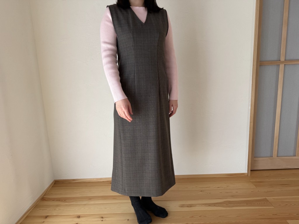 エアークローゼット春コーデ：ピンクニットとチェック柄ワンピースの着用写真