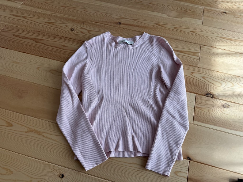 エアークローゼットで届いたピンクのリブニットトップス