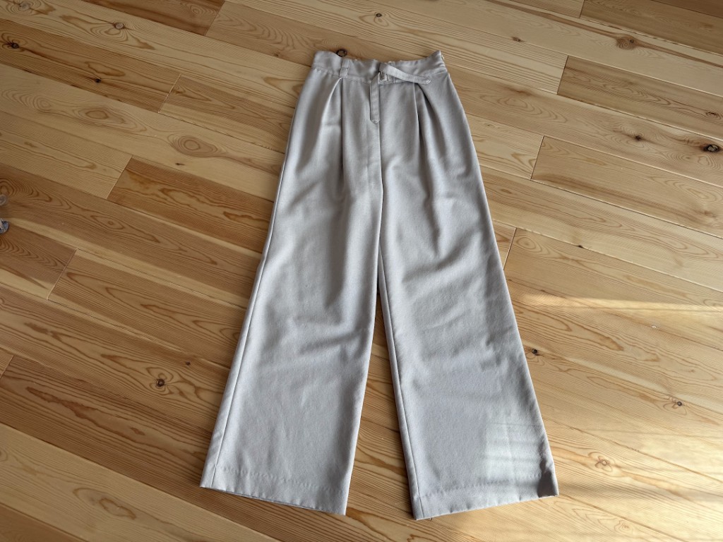 エアークローゼットで届いたベージュのワイドパンツ